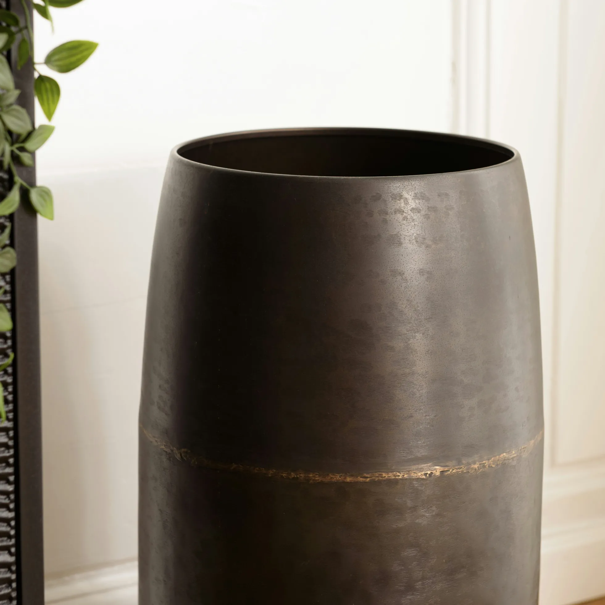 Grand vase rond métal brun antique ZALA