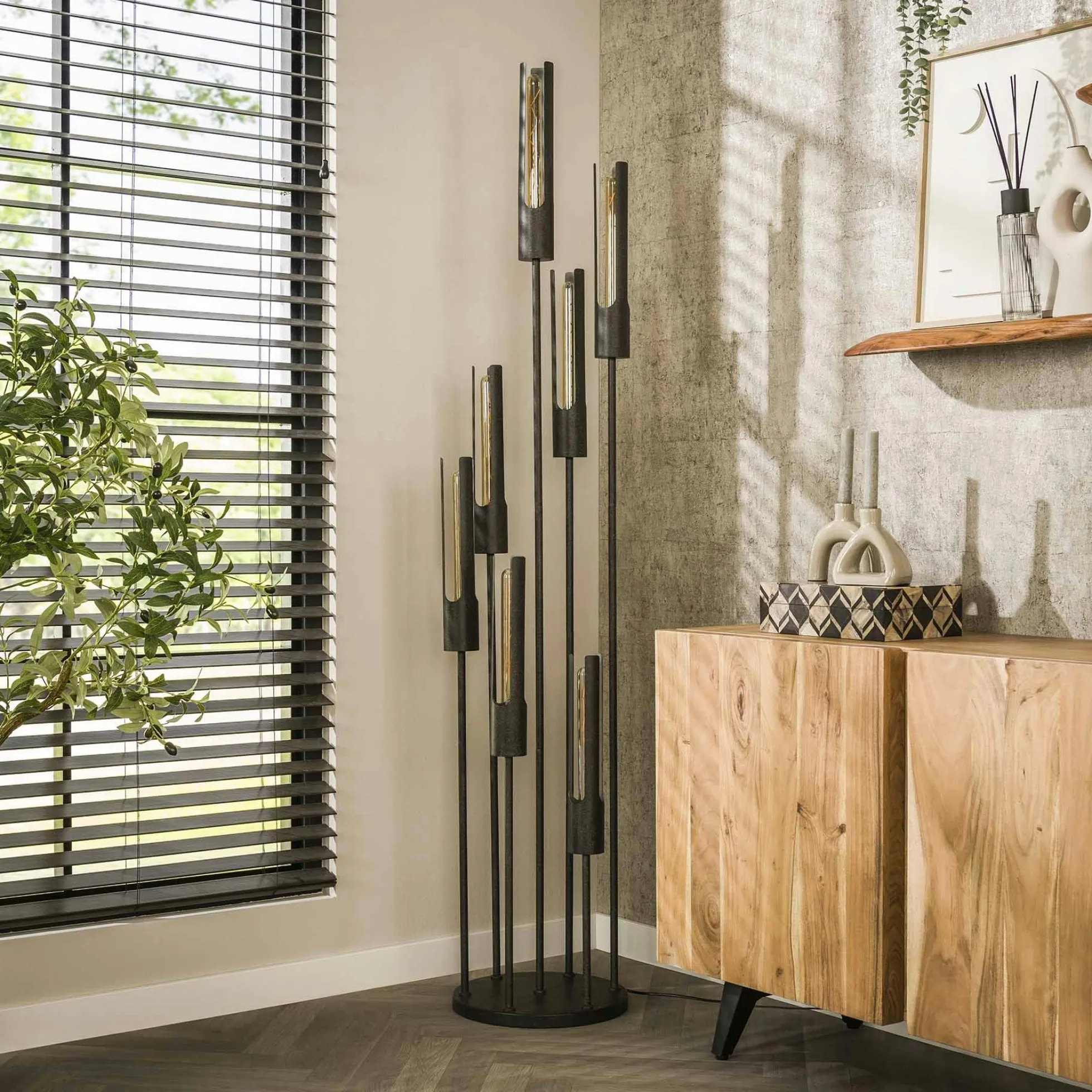 Lampadaire noir avec 7 abat-jour forme tube RALF