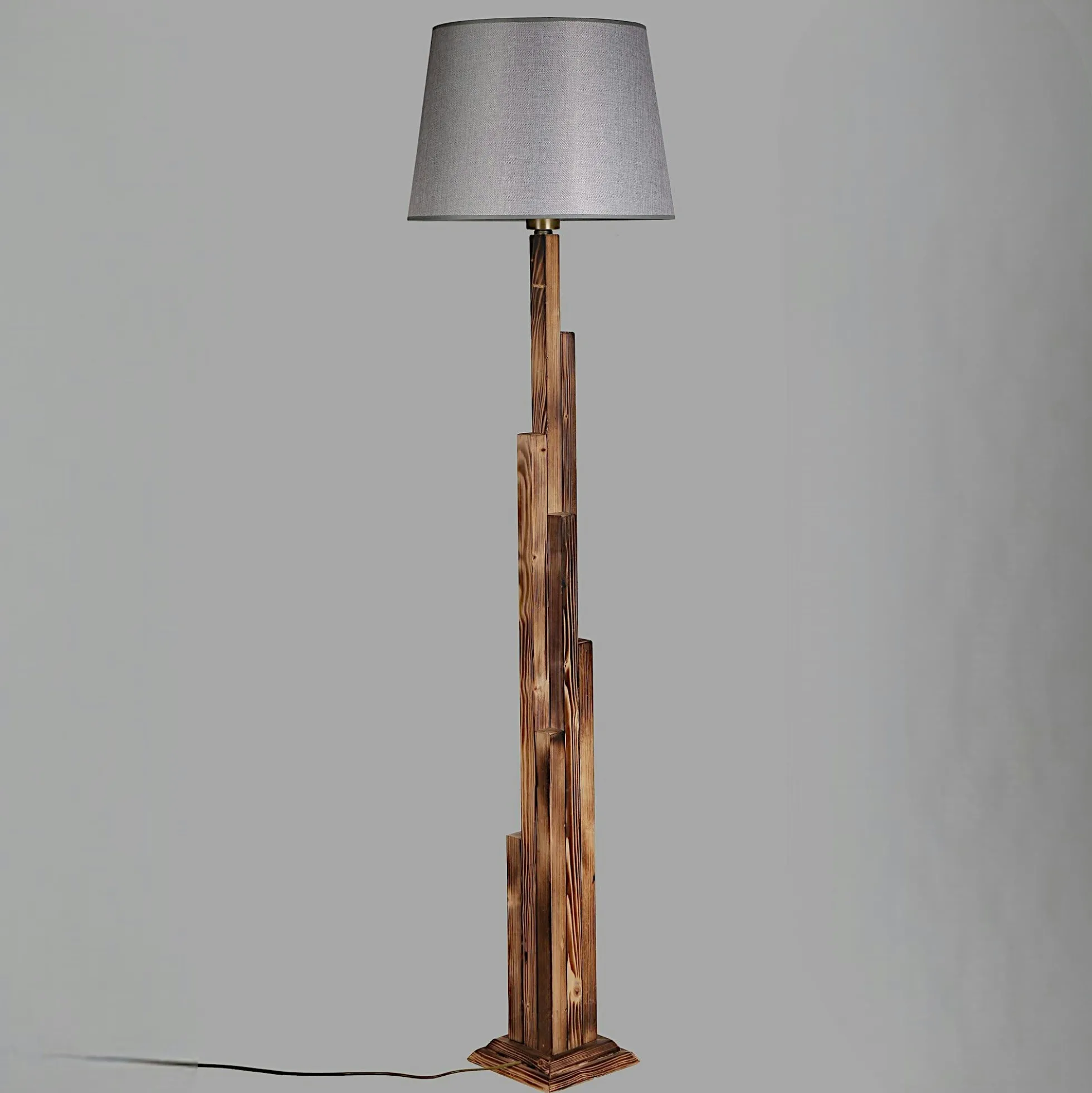 Lampadaire salon en bois sculpté abat-jour gris ANZIO