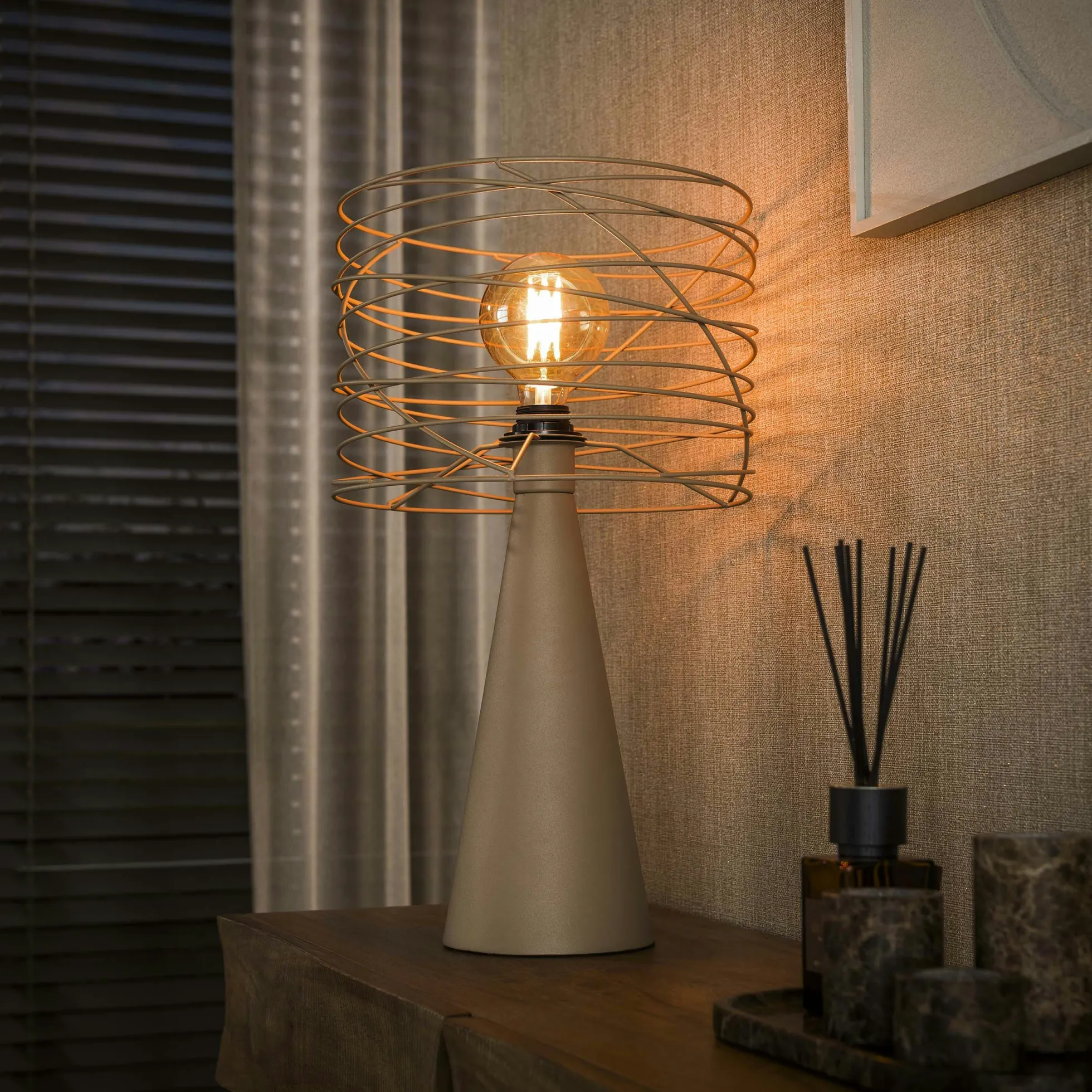 Lampe de salon métal beige pied conique RALF