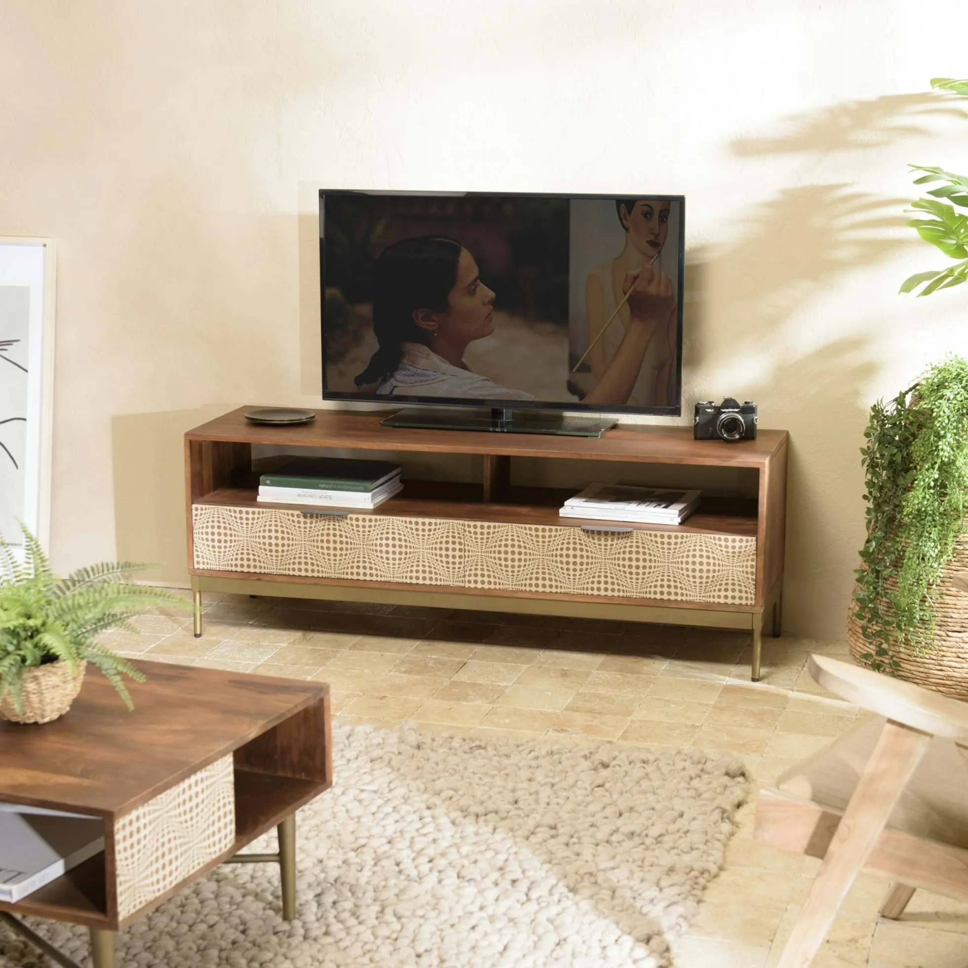 Meuble TV en bois pieds couleur laiton grande niche 2 tiroirs KANHA