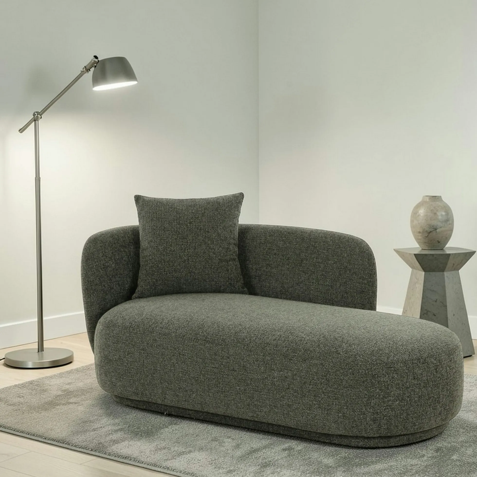 Méridienne verte design organique et coussin assorti NAMSOS