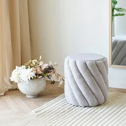Pouf de salon bouclette grise à larges bandes BERLIN