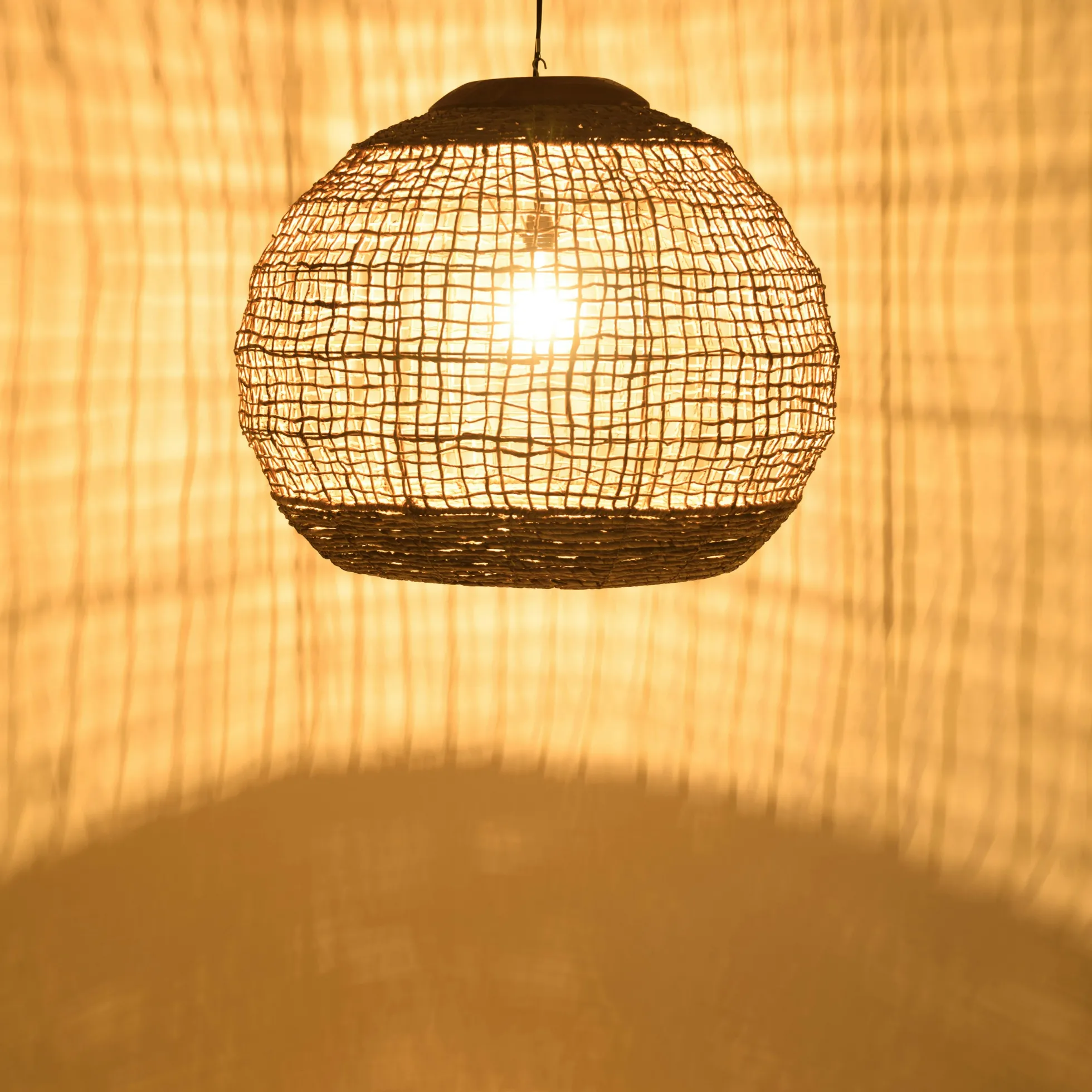 Suspension boule 83x83cm en abaca couleur naturelle et teck FOLELLI