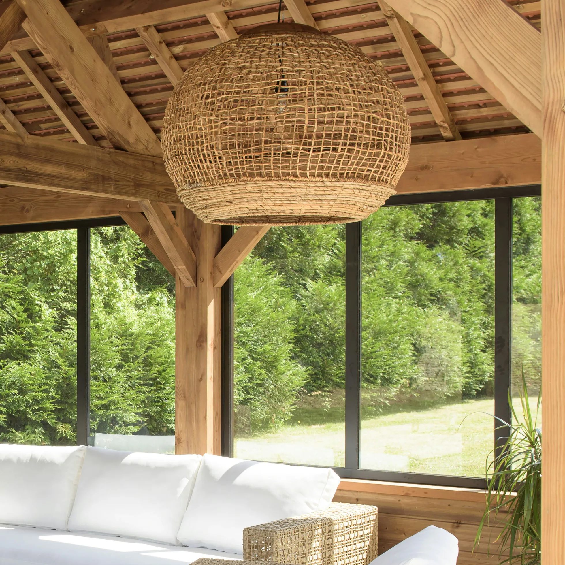 Suspension boule 83x83cm en abaca couleur naturelle et teck FOLELLI
