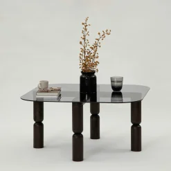 Table basse carrée en verre fumé - pieds bois sculpté BOMA