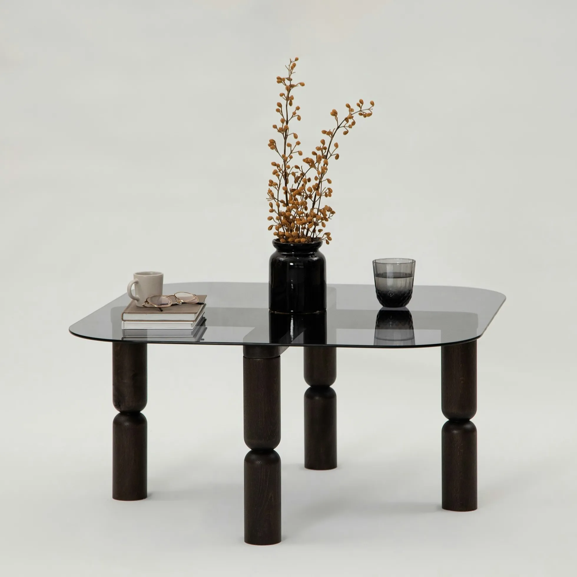 Table basse carrée en verre fumé - pieds bois sculpté BOMA