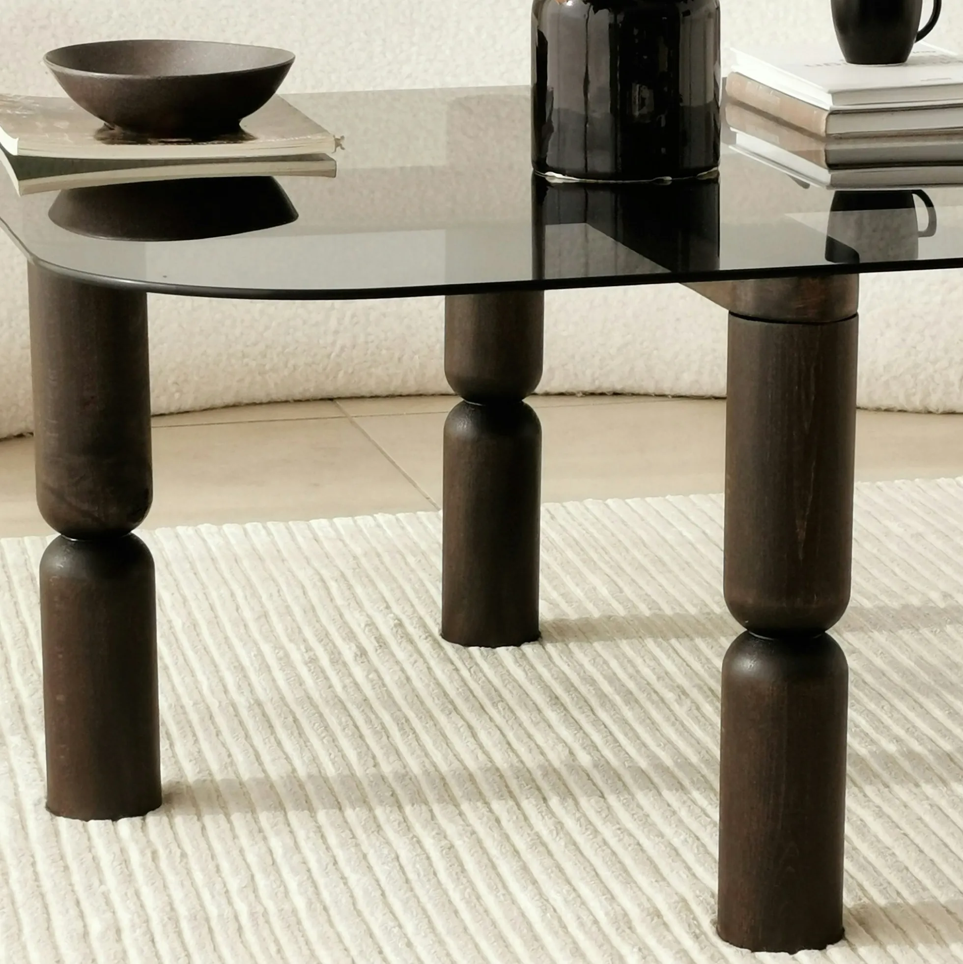 Table basse carrée en verre fumé - pieds bois sculpté BOMA