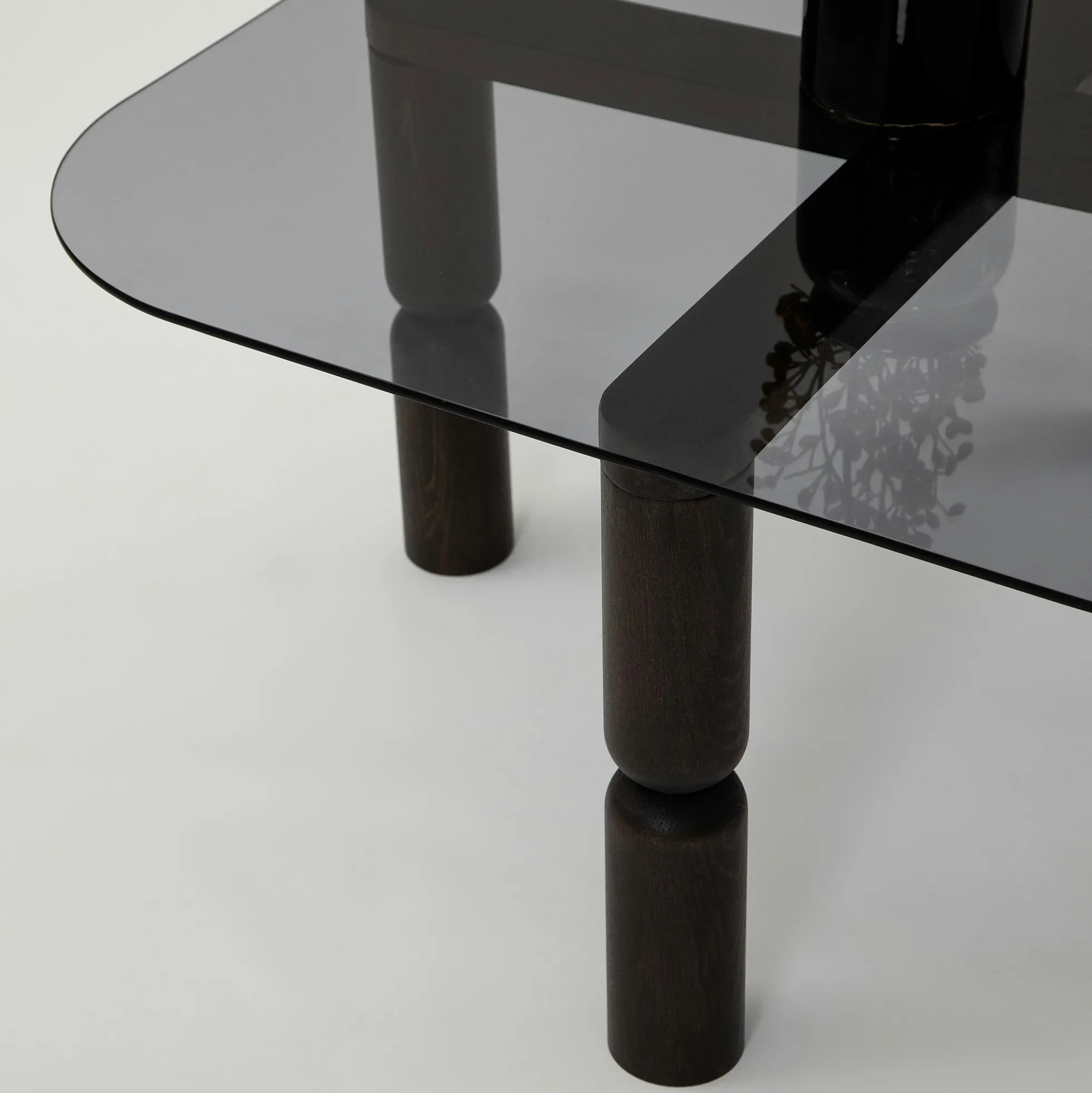 Table basse carrée en verre fumé - pieds bois sculpté BOMA