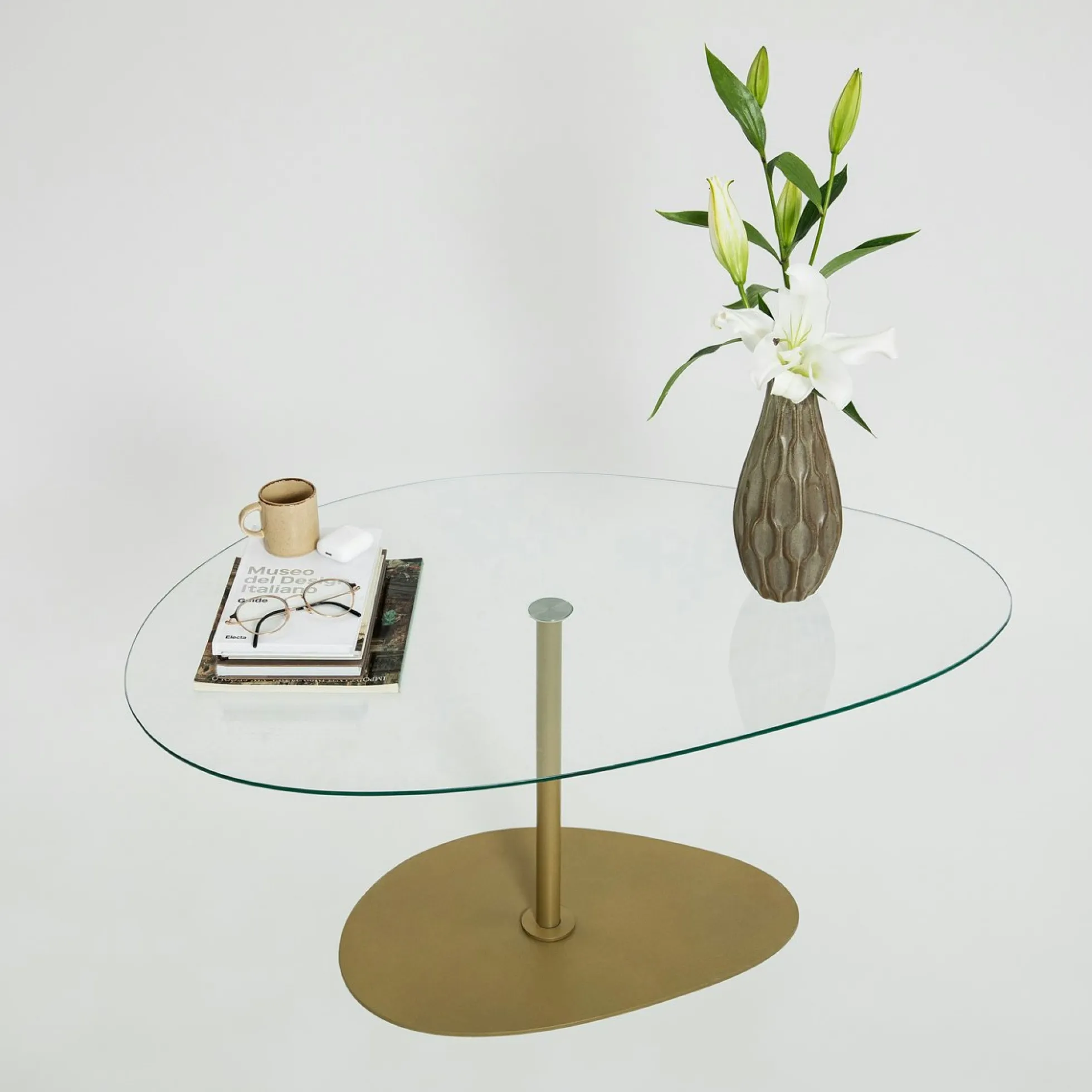 Table basse en verre forme triangle organique pied doré TULUM