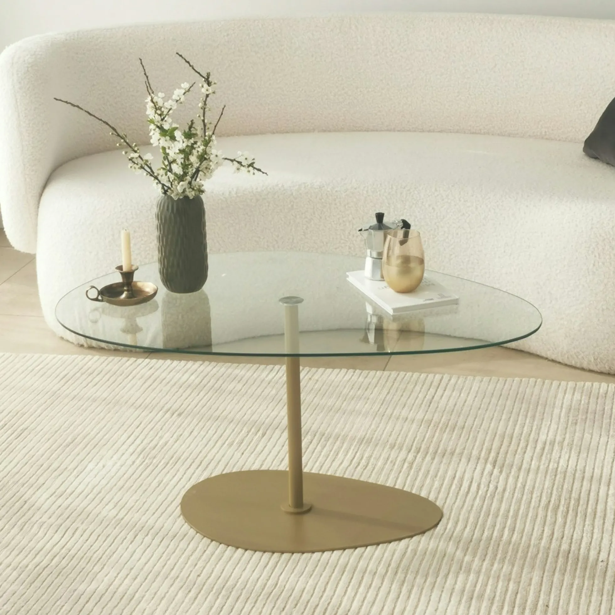 Table basse en verre forme triangle organique pied doré TULUM