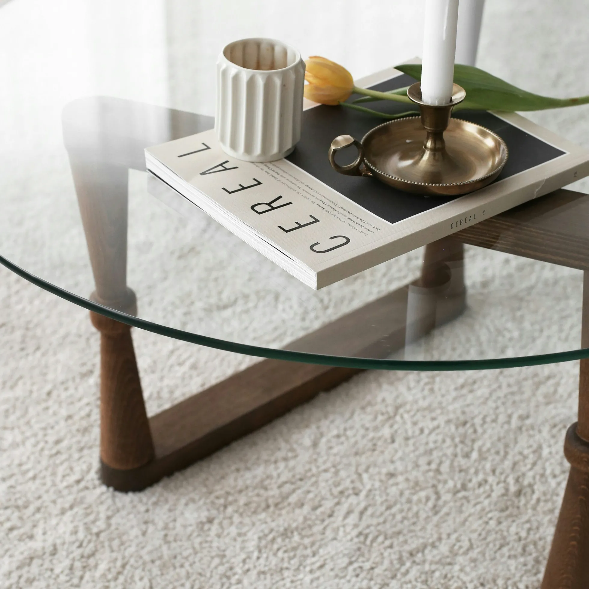 Table basse en verre ronde - pied bois sculpté BOMA