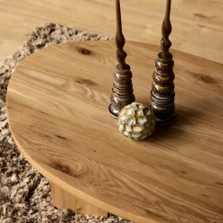 Table basse galet en bois clair à pieds larges LEXTON