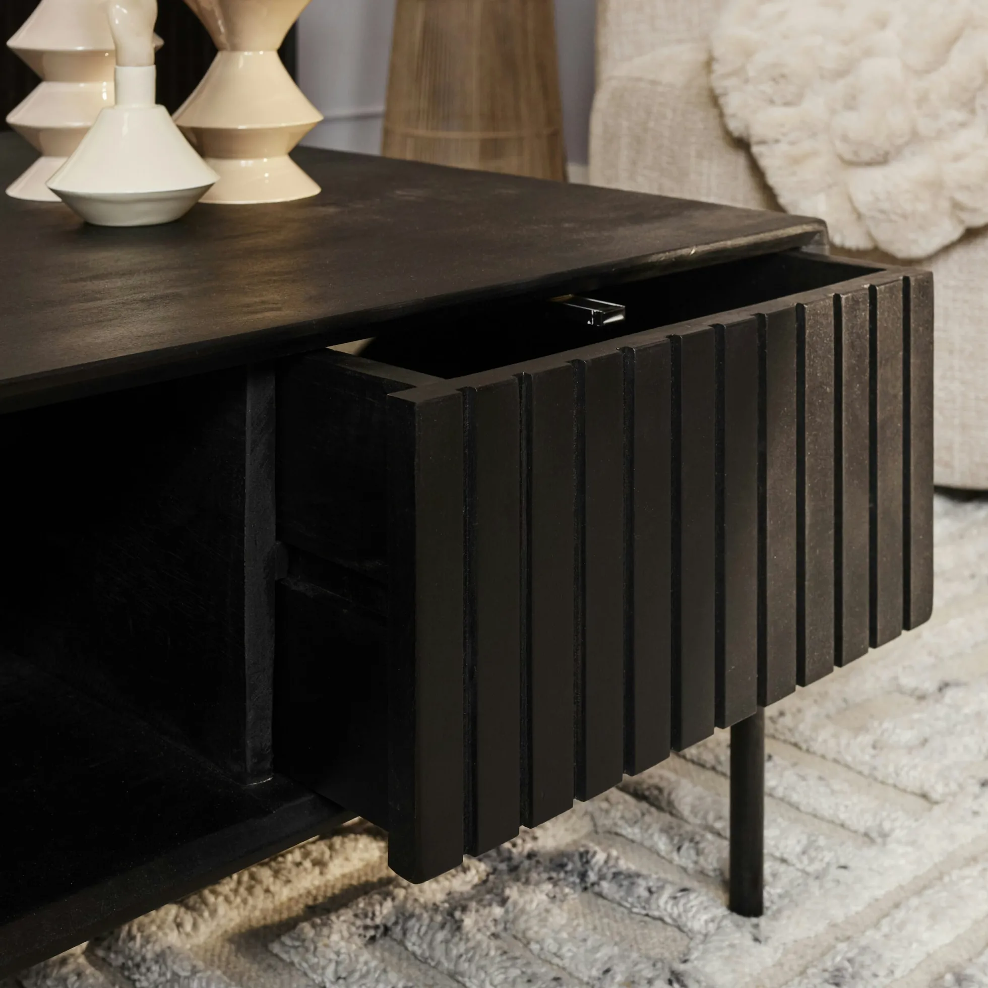 Table basse noire carrée en bois rainuré 2 tiroirs CORTINA
