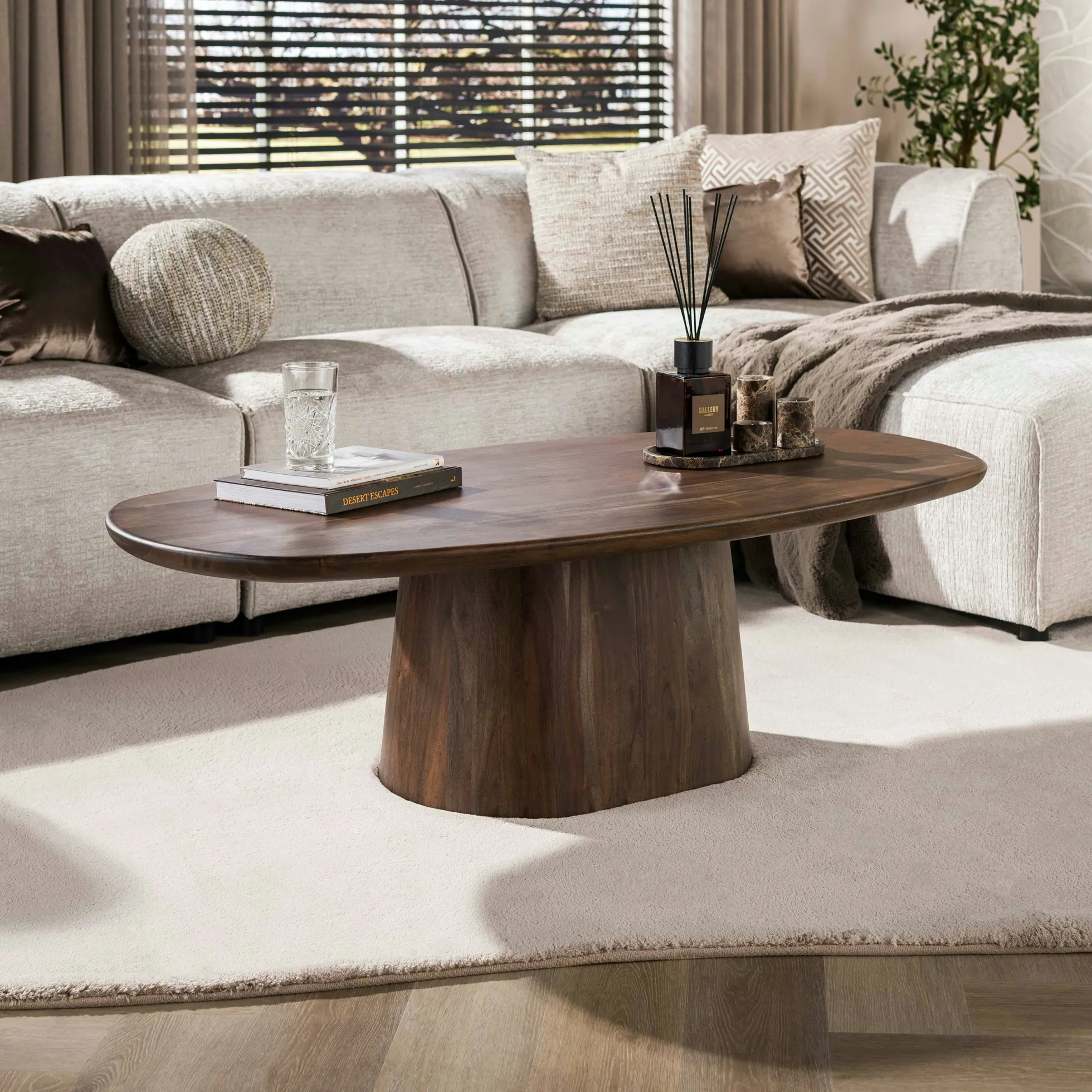 Table basse ovale bois d'acacia foncé design organique NAKO