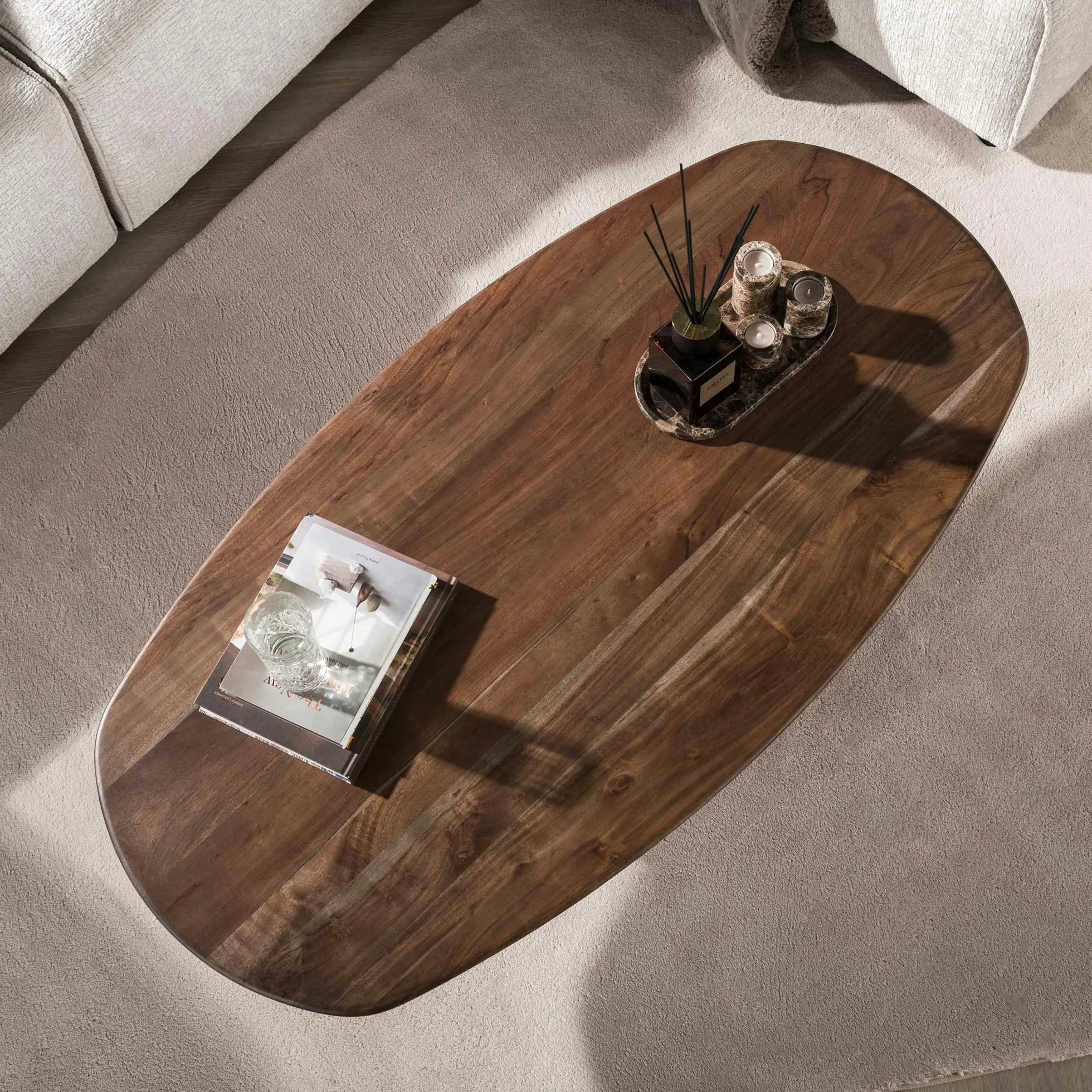Table basse ovale bois d'acacia foncé design organique NAKO