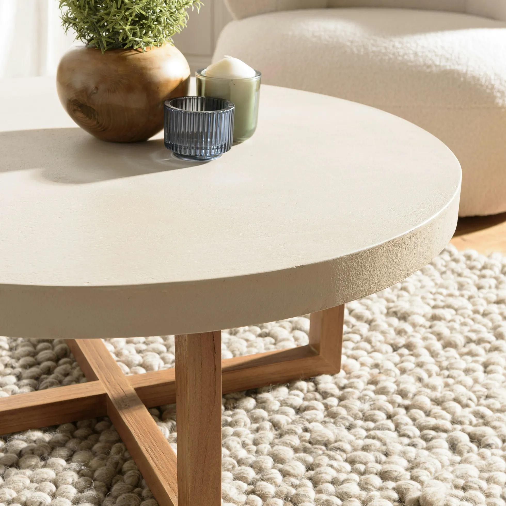 Table basse ronde béton beige pieds bois croisés DIKA