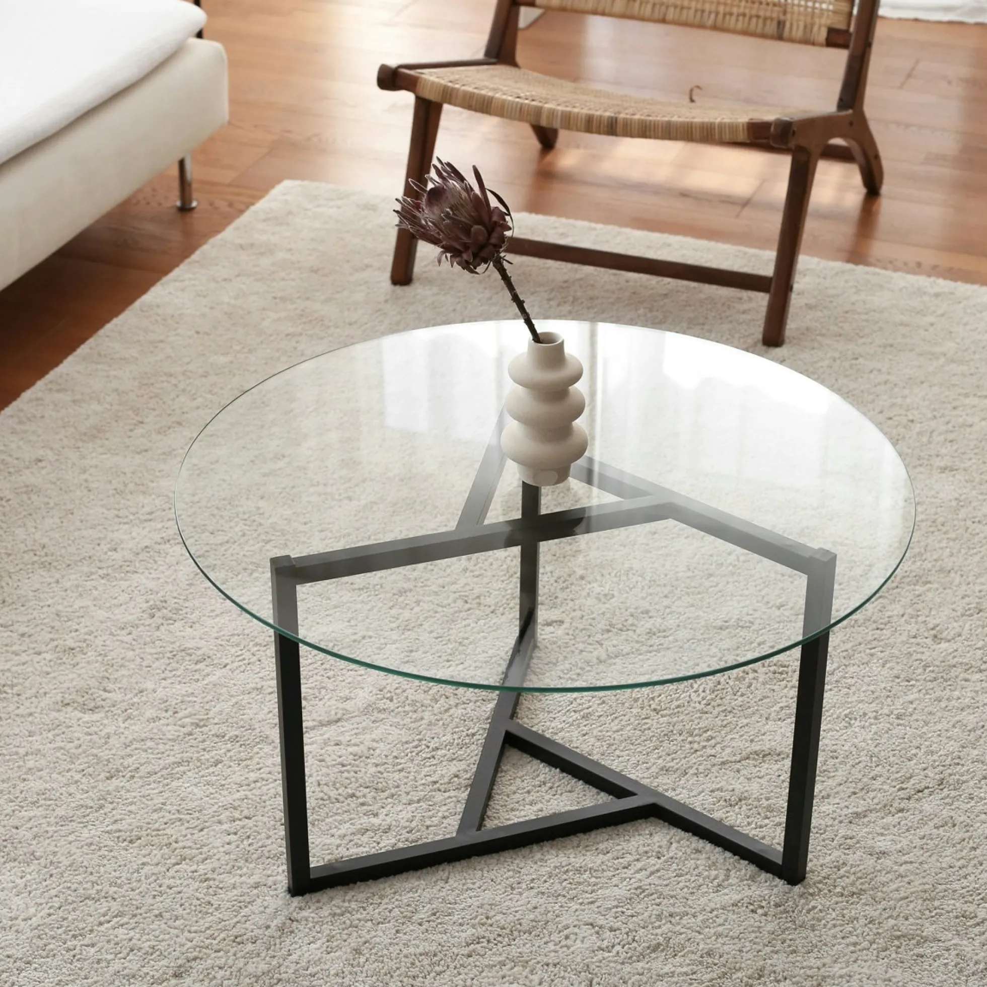 Table basse ronde en verre, pied noir 3 branches TULUM
