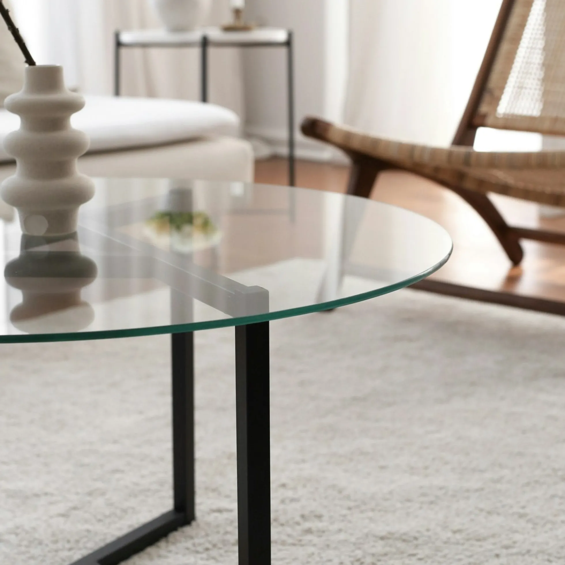 Table basse ronde en verre, pied noir 3 branches TULUM