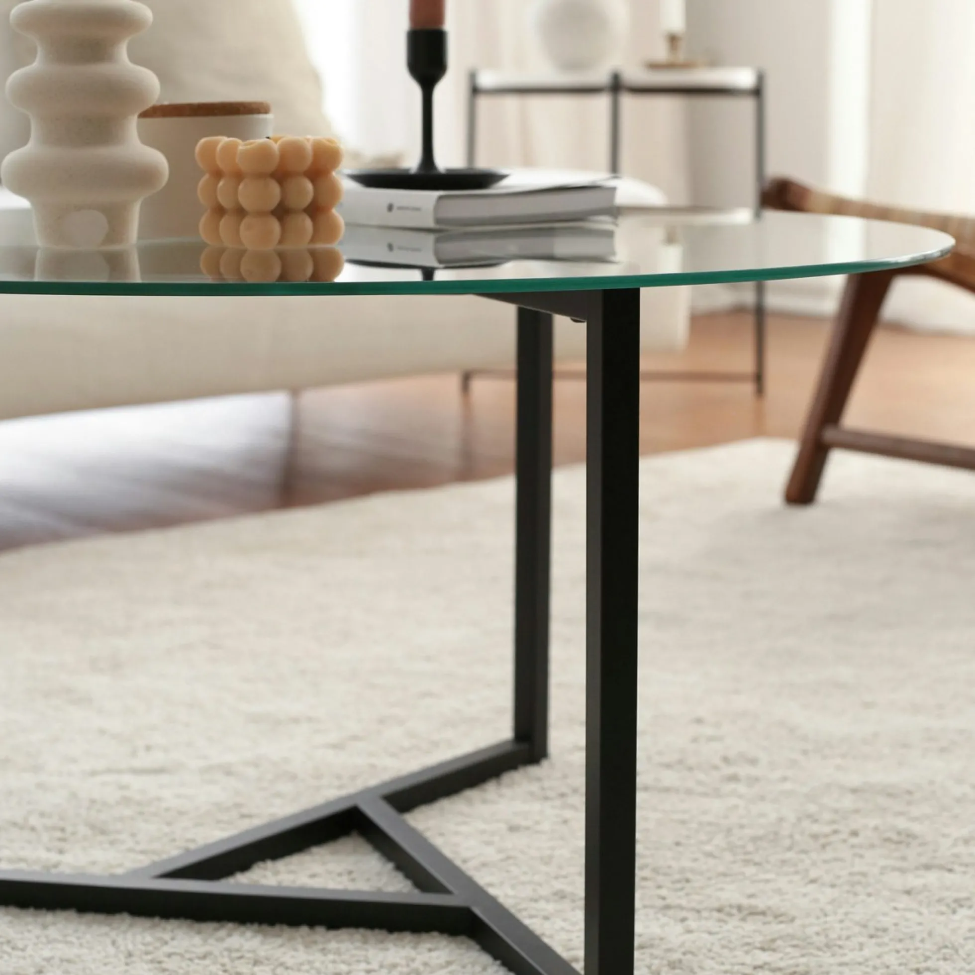 Table basse ronde en verre, pied noir 3 branches TULUM