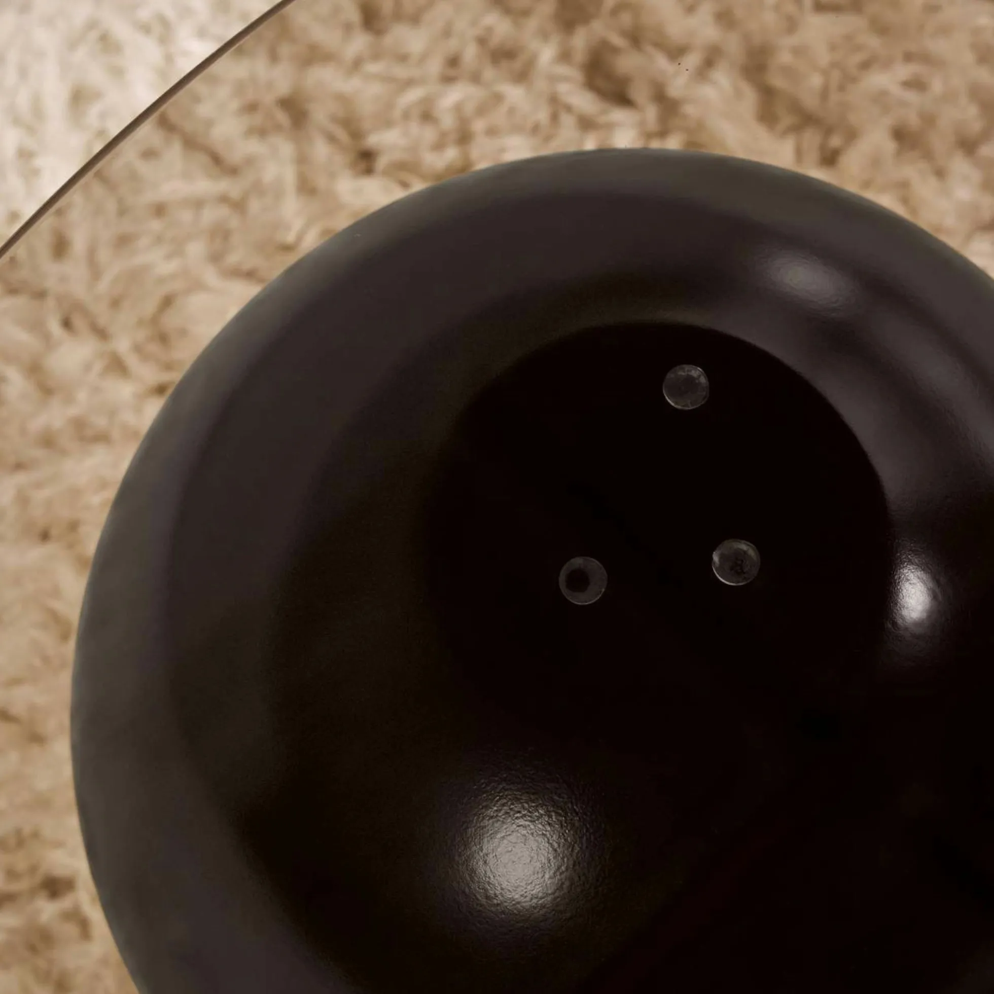 Table basse ronde verre ambré - 3 pieds boules noirs KOCHI