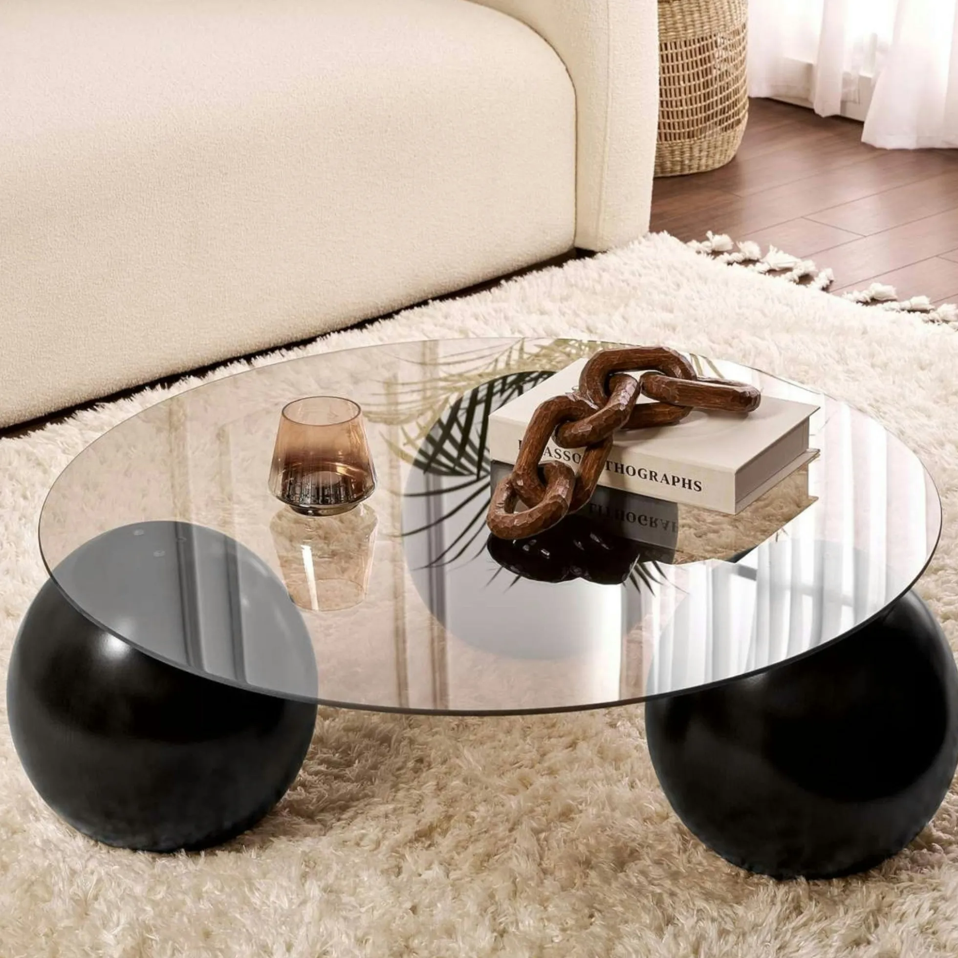 Table basse ronde verre ambré - 3 pieds boules noirs KOCHI