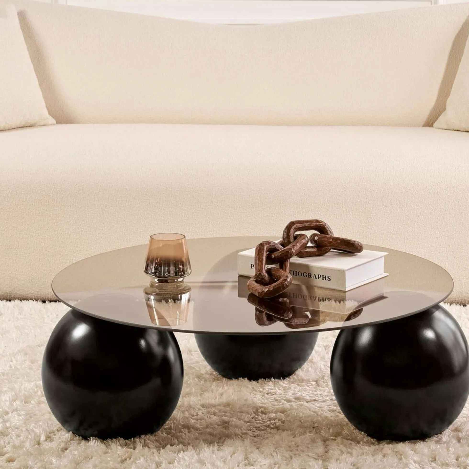 Table basse ronde verre ambré - 3 pieds boules noirs KOCHI