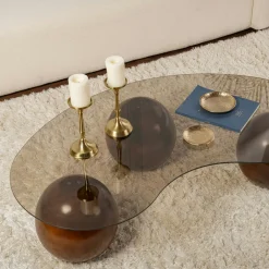 Table basse verre ambré design – 3 pieds boules marrons KOCHI