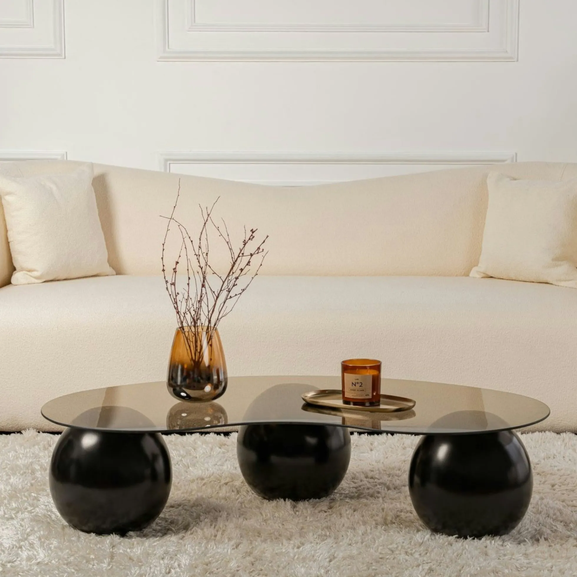 Table basse verre ambré design - 3 pieds boules noirs KOCHI
