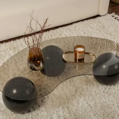 Table basse verre ambré design - 3 pieds boules noirs KOCHI