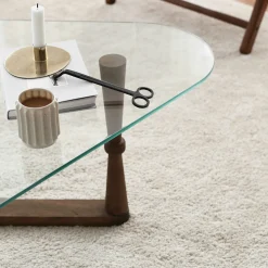 Table basse verre - forme triangle, pied bois sculpté BOMA