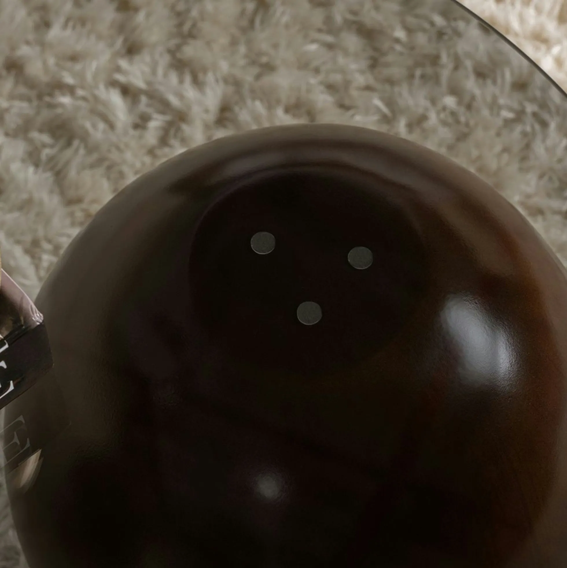 Table basse verre fumé design – 3 pieds boules marrons KOCHI