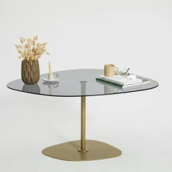 Table basse verre fumé minimaliste, galet et pied doré TULUM