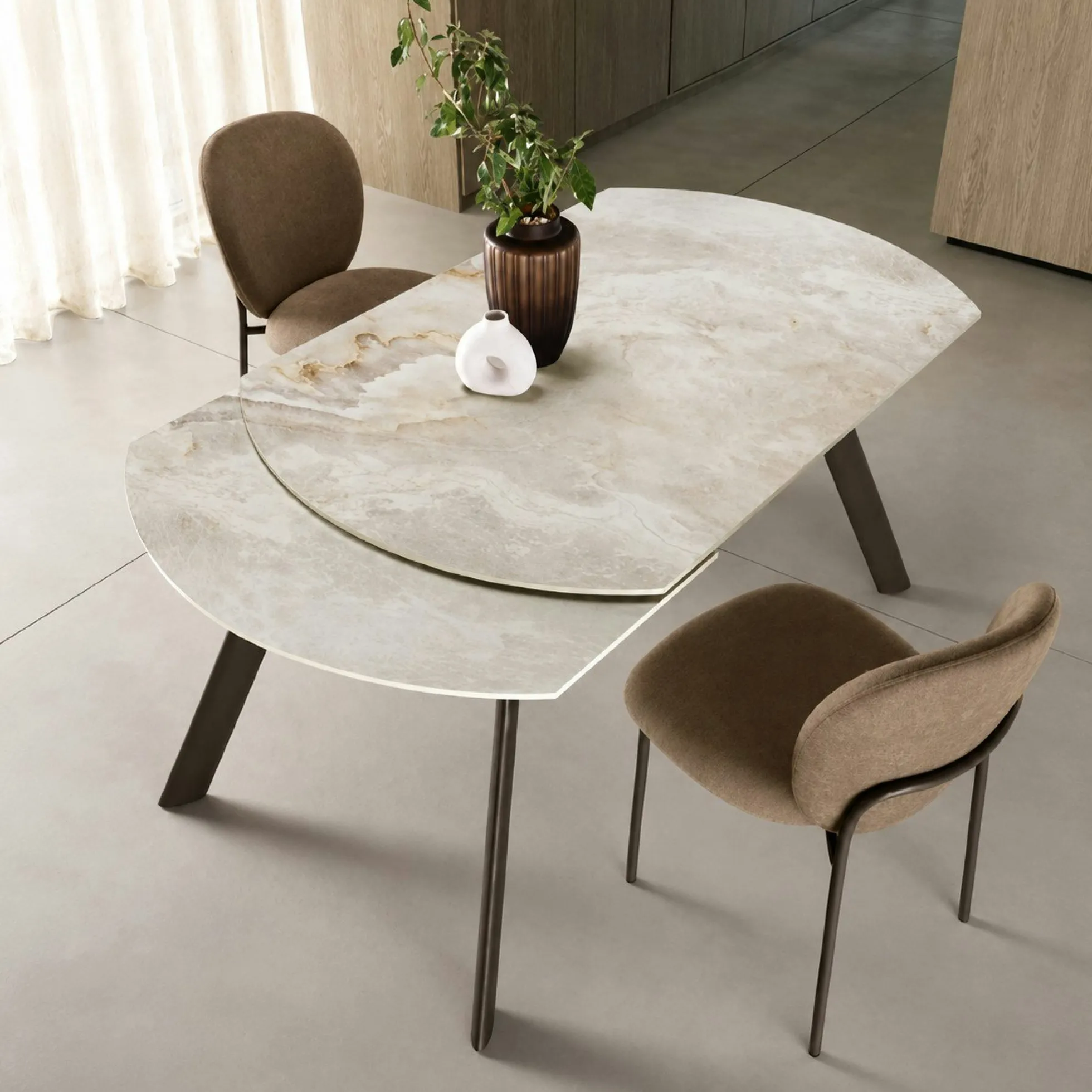 Table céramique effet onyx pieds bronze 140-180 cm LORA