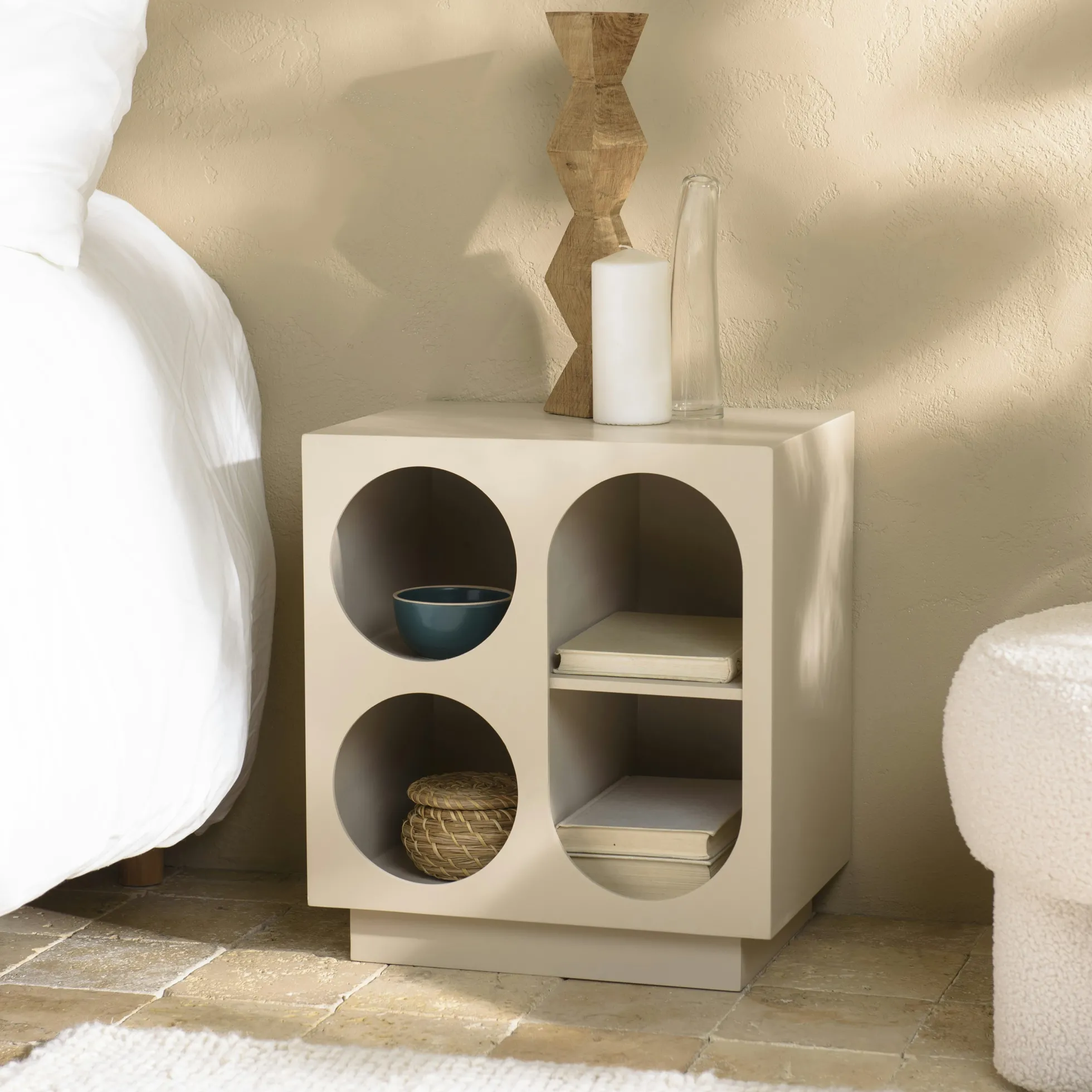 Table de chevet 40x30cm 4 niches en bois peint beige CASTILLE