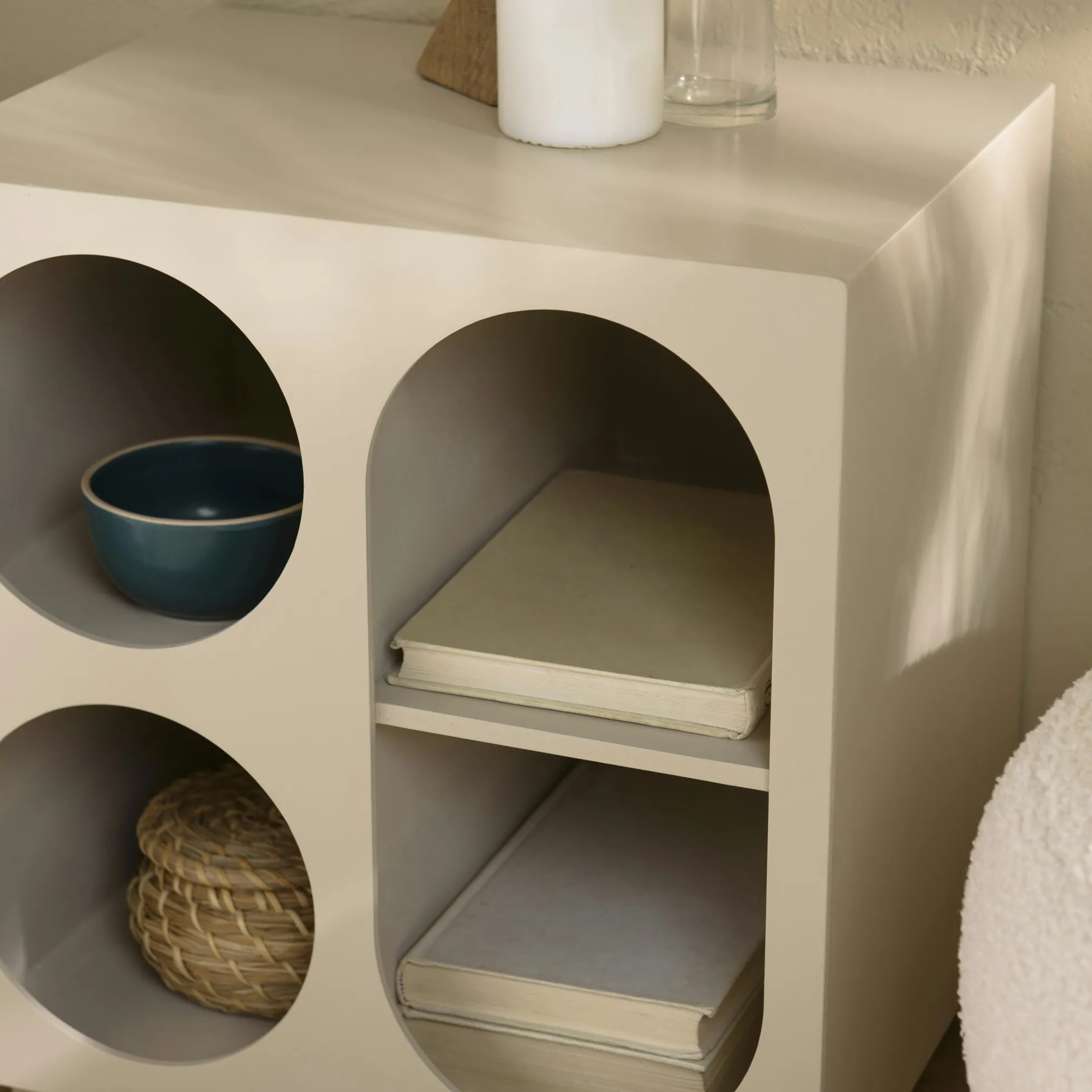 Table de chevet 40x30cm 4 niches en bois peint beige CASTILLE
