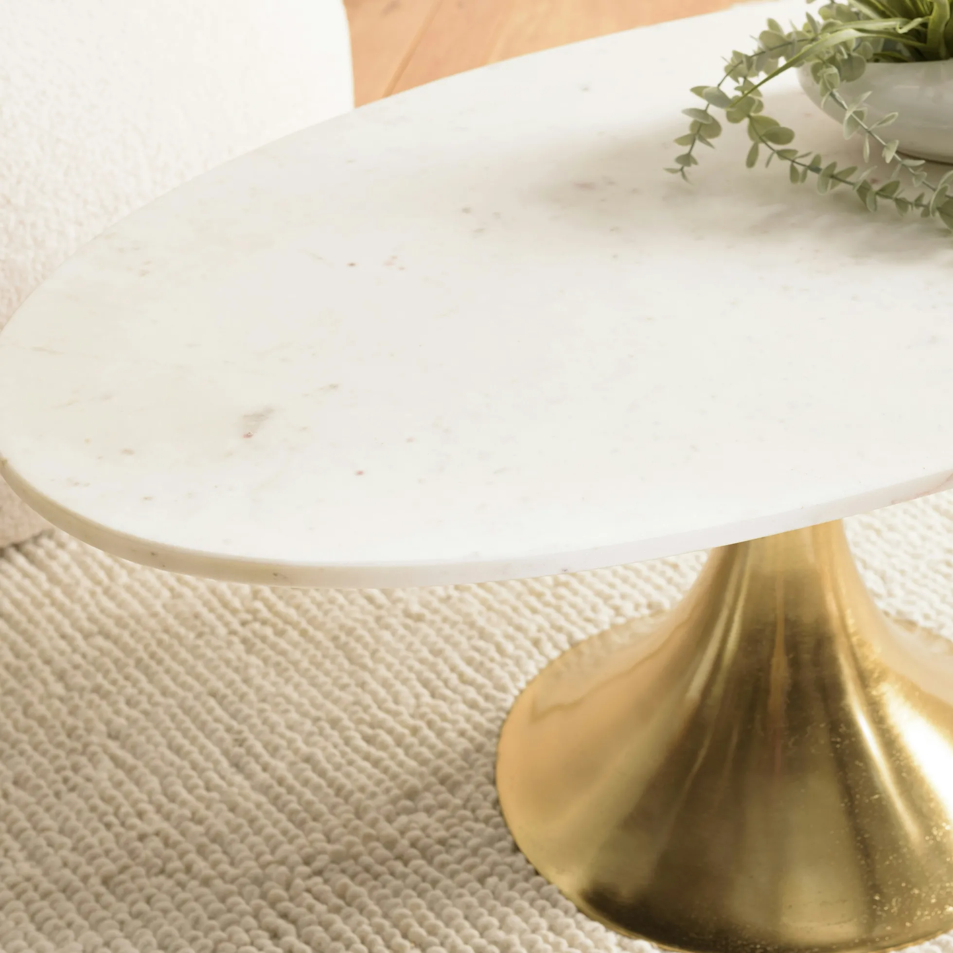 Table de salon ovale marbre blanc et pied doré ZALA