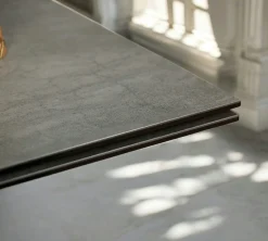 Table à manger en céramique grise avec pied en croix 180-280 cm LOMBARDIE