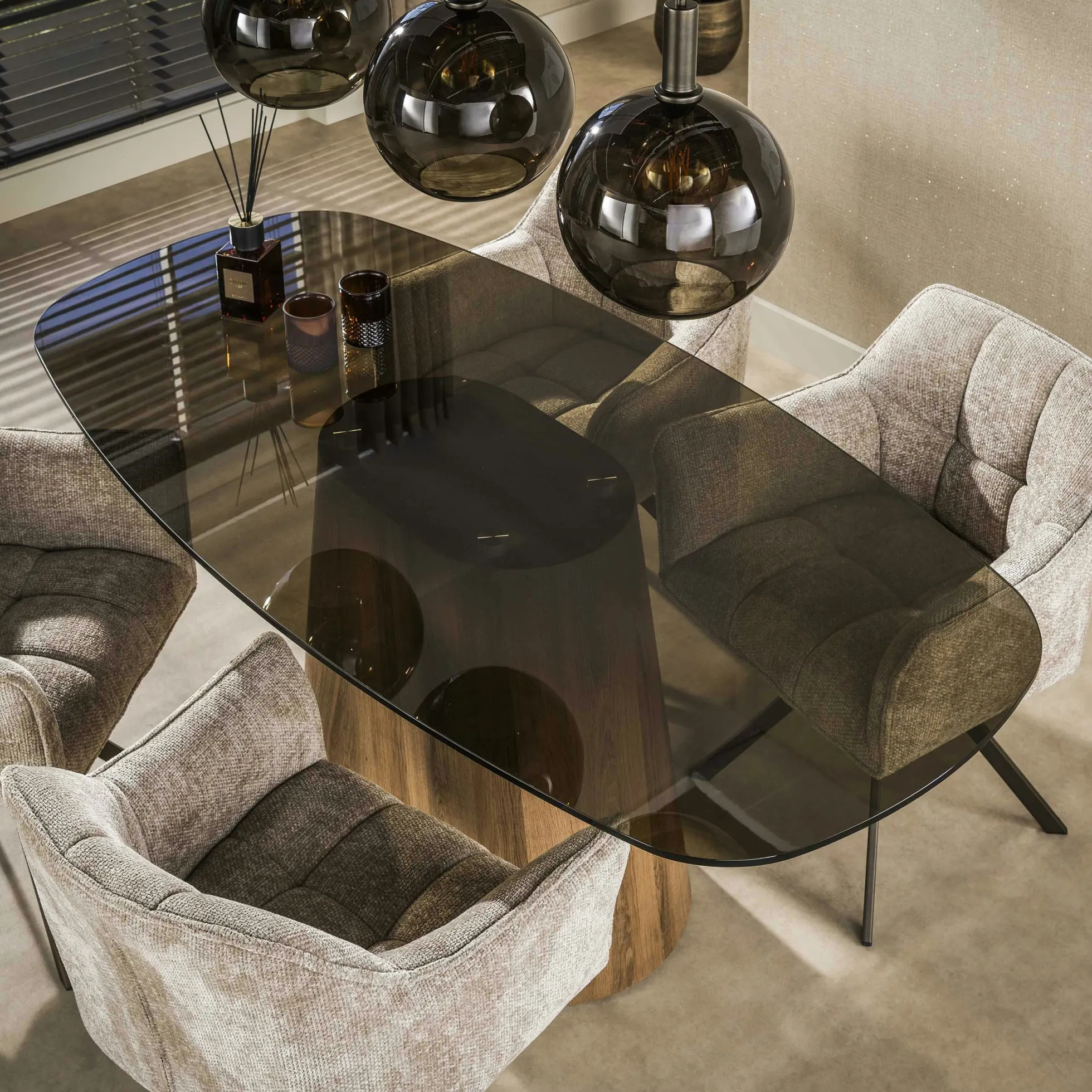 Table à manger en verre fumé design ovale organique 180 cm MILOS