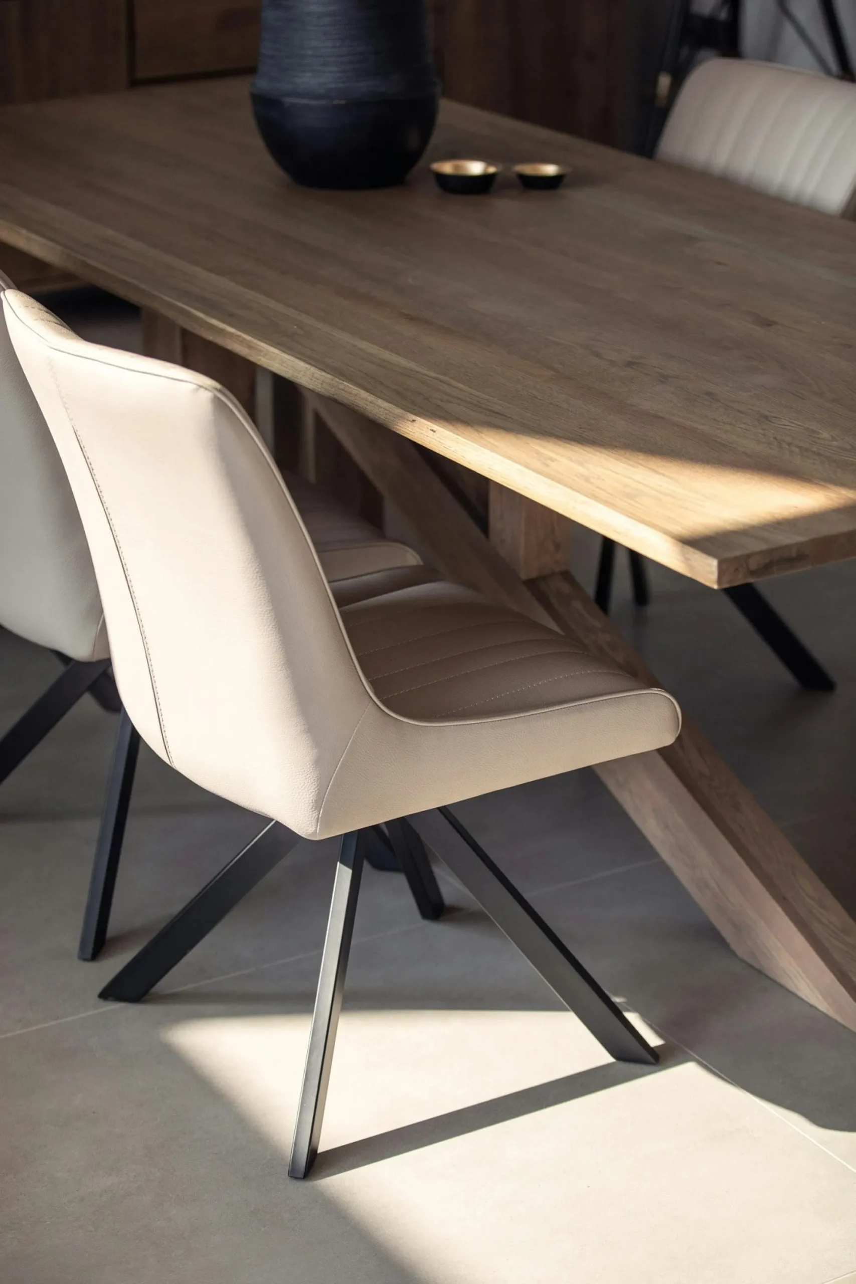Table à manger moderne piètement oblique chêne massif 240 cm HUDSON
