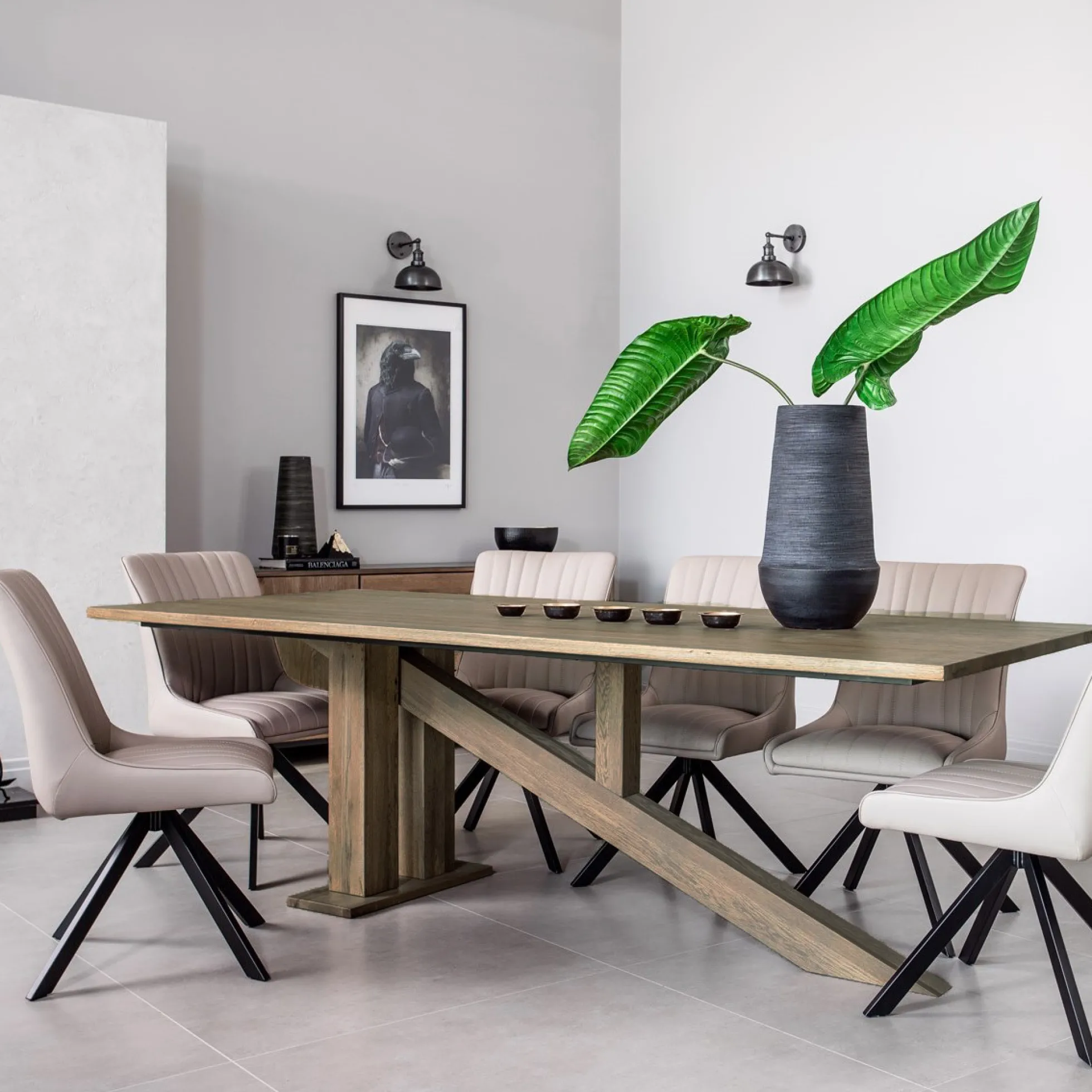 Table à manger moderne piètement oblique chêne massif 240 cm HUDSON