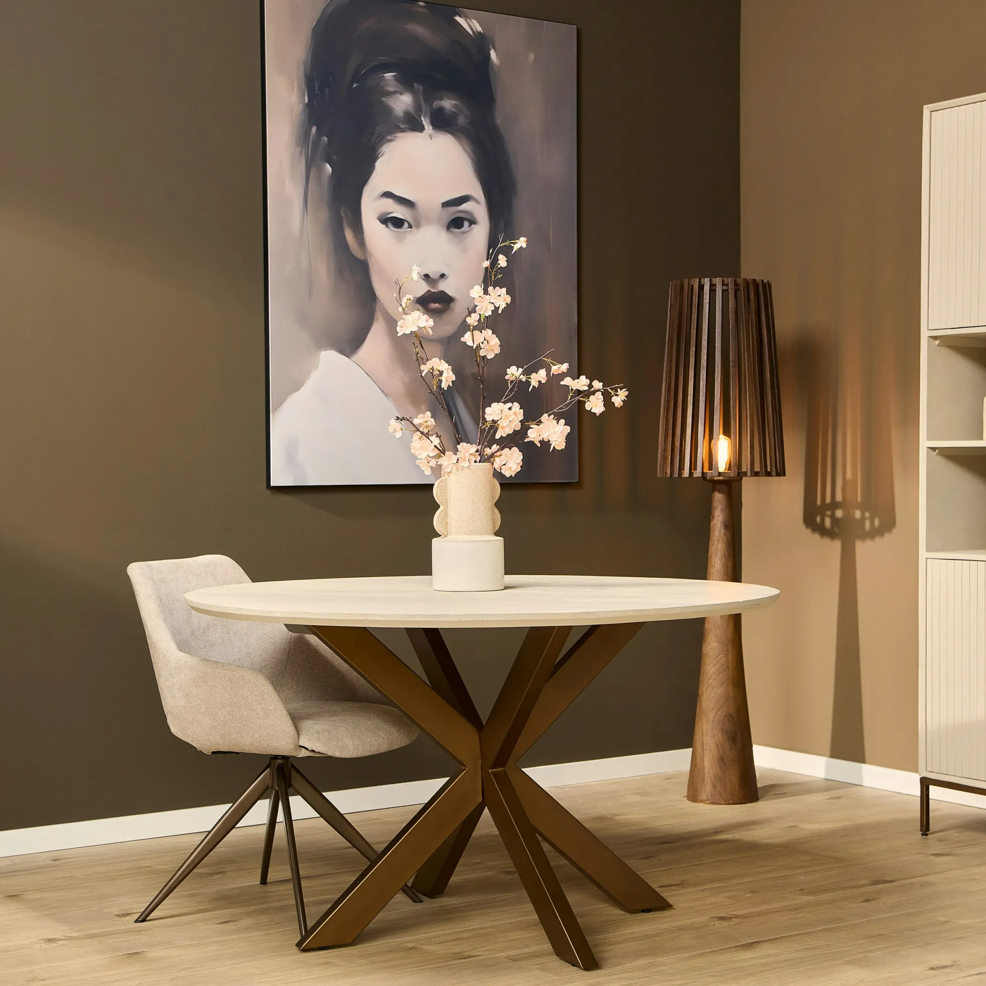 Table à manger ronde bois sable pied bronze Ø130 cm CORTINA