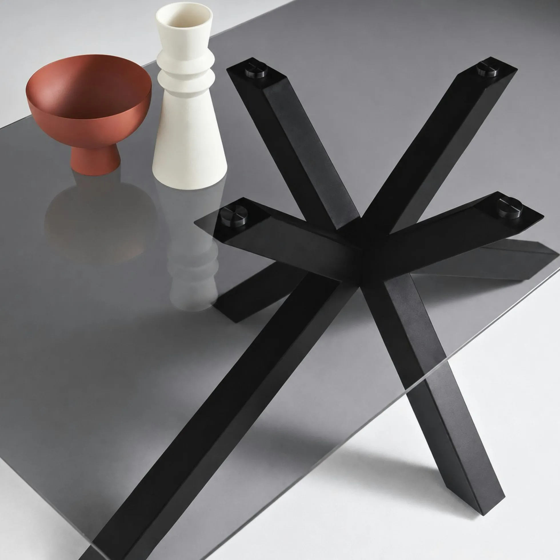 Table à manger verre fumé pied central 180 cm ALBA