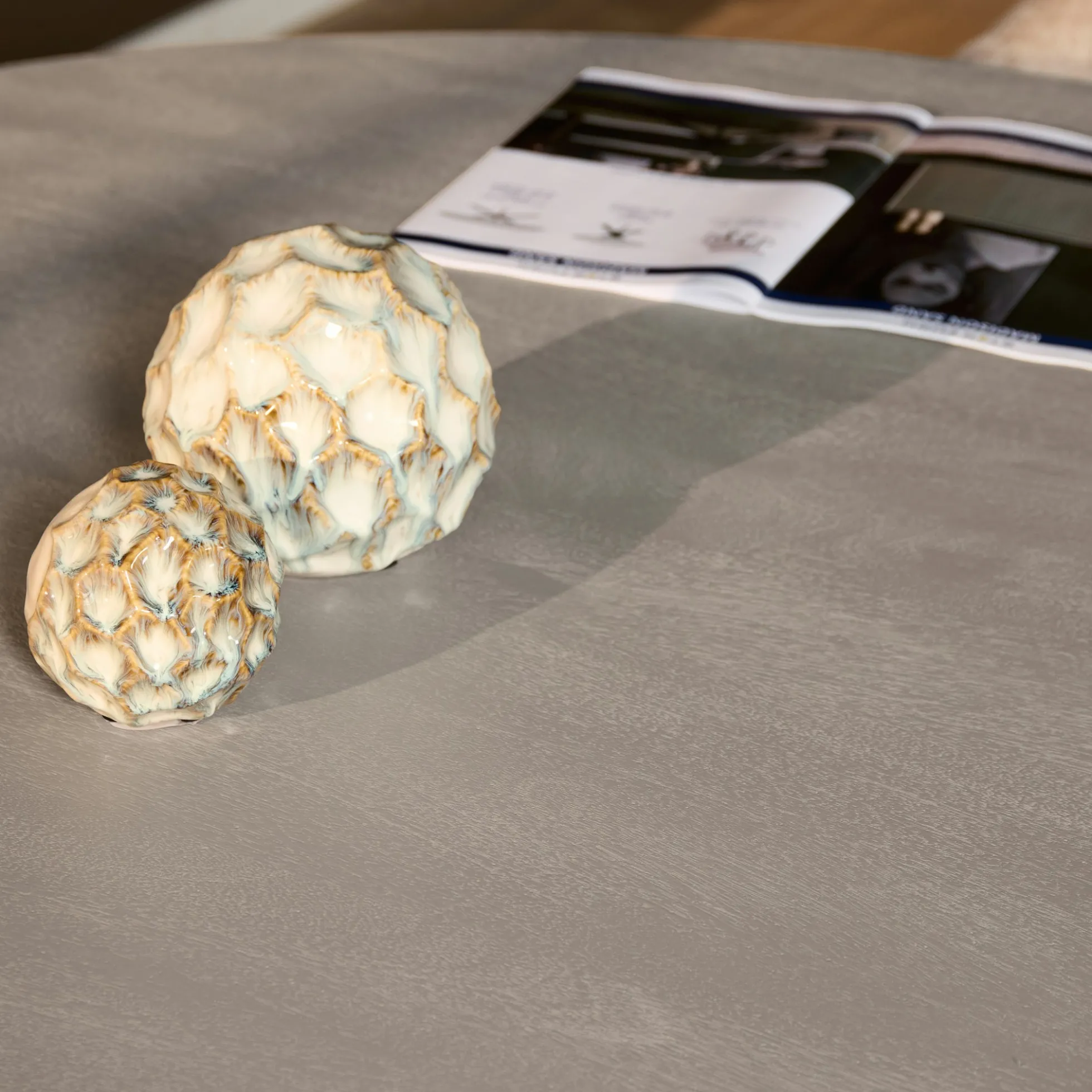 Table ronde bois gris à pied rainuré Ø150 cm CALERO