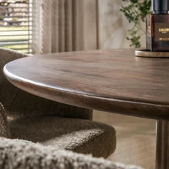 Table ronde en bois d'acacia foncé design organique Ø130 cm NAKO
